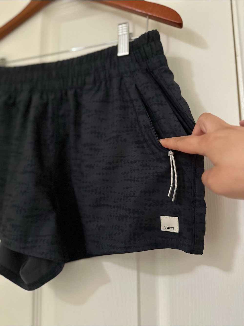 Preloved Vuori Sz M Dash Shorts Black Camo Textured $58 MSRP - Picture 2 of 6